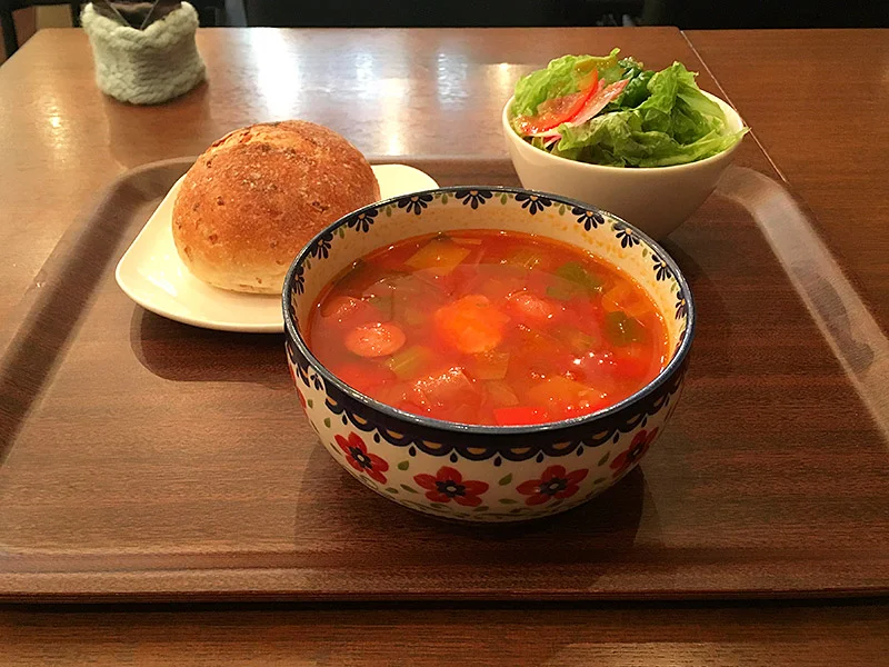 JR新橋駅から西へ徒歩5分ほどにある虎ノ門のニットカフェ『森のこぶた』のトマトスープランチ