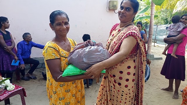விடிவெள்ளி சுயதொழில் அபிவிருத்தி கூட்டுறவு சங்கம் வெள்ளத்தால் பாதிக்கப்பட்ட மக்களுக்கு உலர் உணவுப் பொதிகளை வழங்கி வைத்தது. 