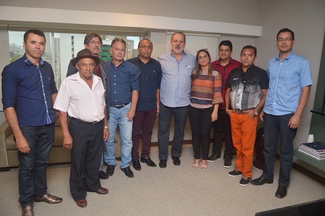 Vereadores de Flores solicitam apoio de Armando a projetos contra a Seca