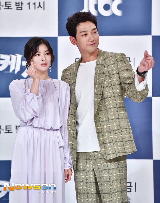 Rain and Lee Sun Bin pose at for their drama 'Sketch ...