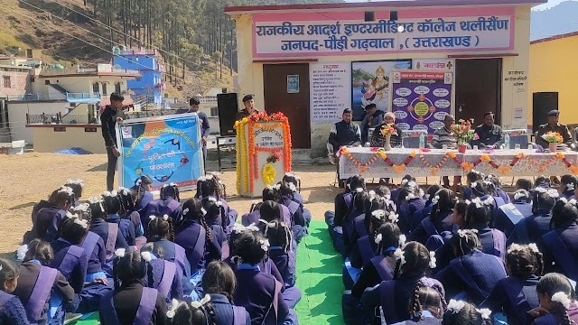 पौड़ी गढ़वाल : पुलिस द्वारा स्कूलों में जाकर छात्र-छात्राओं को यातायात नियमों का पालन व नशे से दूर रहने के लिए लगातार किया जा रहा जागरूक 