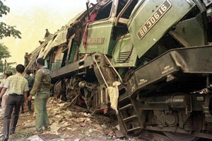  Sejarah Tragedi Bintaro   Peristiwa ini terjadi pada tanggal 19 Oktober 1987. Saat itu, KA 225 Jurusan Rangkasbitung - Jakarta yang dipimpin oleh masinis Slamet Suradio, asistennya Soleh, dan seorang kondektur, Syafei berhenti di jalur 3 Stasiun Sudimara. Kereta yang ditarik oleh lokomotif BB30317 dalam keadaaan sarat penumpang, yaitu sekitar 700 penumpang didalamnya. KA 225 tersebut bersilang dengan KA 220 Patas jurusan Tanah Abang - Merak yang dipimpin oleh masinis Amung Sunarya dengan asistennya Mujiono. Kereta yang ditarik oleh lokomotif BB30617 ini bermuatan kurang lebih 500 penumpang, dan berada di jalur 2 Stasiun Kebayoran Lama.     Di Stasiun Sudimara sendiri, terdapat 3 jalur yang saat itu sedang penuh dengan KA. Mengetahui hal tersebut, Djamhari selaku kepala PPKA ( Pengatur Perjalanan Kereta Api ) Stasiun Sudimara menghubungi Stasiun Kebayoran Lama untuk melakukan persilangan jalur di Stasiun Kebayoran Lama, namun Kepala PPKA Stasiun Kebayoran Lama, Umriyadi / Umrihadi menolaknya dan tetap meminta persilangan dilakukan di Stasiun Sudimara.  Mau tak mau, Djamhari kemudian mengosongkan jalur 2 untuk menampung KA 220 Patas yang telah berangkat dari Stasiun Kebayoran Lama setelah mendapat izin dari Kepala PPKA dengan memindahkan KA 225 ke jalur 1. Djambhari kemudian memerintahkan Juru Langsir untuk memberi tahu masinis jika KA 225 henda Referensi  Wikipedia, dekade80 
