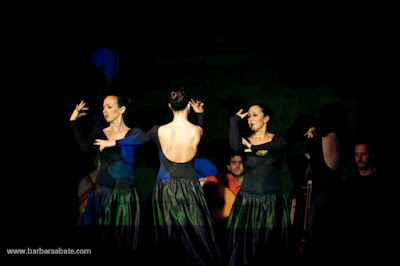 "MATRI: DEE E DONNE DALLE DANZE DELL'INDIA DEL SUD"  Danza: Marialuisa Sales e Marzia Colitti Rassegna “Che Danza Vuoi?” Teatro Greco, edizione 2011 mercoledì 19 ottobre 2011, ore 21  Danze Liturgiche e Danze d’Amore dalla tradizione sacra dell’India del Sud. Protagoniste sono sempre le donne, donne innamorate, donne che si rapportano al loro Amato o alla Divinità, in una progressione di stati ove l’Amore umano si trasforma nell’Amore Divino.  "PAOLA STELLA E NAVA' ENSEMBLE"  21 Luglio Maratea Concerto Navà Ensemble, Danza: Paola Stella  23 Luglio, Festival Popoli di Corsano (Salento, Puglia)  "DANZA CLASSICA INDIANA BHARATANATYAM OFFERTE DI DANZA NEL TEMPIO - FESTIVITA' DI GURU PURNIMA" Danza sacra Bharatanatyam in occasione della festività hindu di Guru Purnima. Danza: Marialuisa Sales  Sabato 16 luglio,ore 18 Centro Yoga Surya Chandra  Domenica 17 luglio, ore 12 Kalimandir, Roma  "DANZA CLASSICA INDIANA SPETTACOLO CON Dr. SARASWATHI RAJATHESH" Danza Classica dell’India del Sud, stile Kuchipudi.  sabato 25 giugno 2011, ore 21.00 Biblioteca Indologica Bhaktivedanta Via Celsa 4/5, Roma  “OFFERTA DI DANZA NEL TEMPIO DI SHIVA E KALI” Offerta di danza nell’ambito della cerimonia di fondazione del nuovo sacello del Tempio Kalimandir di Roma. Danza: Marialuisa Sales  domenica 22 maggio 2011 Kalimandir, Roma  "PERFORMANCE DI DANZA CLASSICA BHARATANATYAM" a cura di Marialuisa Sales In occasione della festività di Ram Navami e a conclusione della sessione di studi di sanscrito 2010-11 del prof. I. Nuti  lunedì 18 aprile, ore 21 Biblioteca Indologica Bhaktivedanta Via Celsa 4/5, Roma  "RUMI, HAFIZ" concerto con interventi di danza di Paola Stella  domenica 17 aprile, ore 21 Teatro Piccolo Iovinelli, Roma  "BAHAR" performance di Danza Orientale Contemporanea XVII Maratona Città di Roma Orchestés Danza e Shadì  domenica 21 marzo, ore 15 Piazza Venezia, Roma  “YAR ENSEMBLE IN CONCERTO” Auditorium di Roma Parco della Musica lunedì 28 febbraio 2011, ore 21  S. Banik, P. Tadayon, A. Piccioni. Danza di Corte dell'Iran: Marialuisa Sales Helikonia Edizioni e Produzioni Musicali  “SHIV-SHAKTI” SPETTACOLO DI DANZA TRADIZIONALE INDIANA STILE KATHAK con Arjun Mishra (Guru di Kathak); Rosella Fanelli (Danzatrice Kathak) Anuj Mishra (Danzatore Kathak); Vikas Mishra (Tabla)  Sabato 12 febbraio 2011, ore 21.00  Shiva e Shakti sono nell'essenza della Danza Kathak, insieme rappresentano l'elemento primordiale dell'Universo, il misterioso UNO che rimane alla radice di tutte le realtà. La danzatrice Rosella Fanelli, insieme al Maestro Arjun Mishra e al danzatore Anuj Mishra, danno vita ad uno spettacolo tradizionale di danza classica indiana dove gli elementi narrativo-gestuale e ritmico si intrecciano per raccontare le gesta di Shiva, nel suo duplice aspetto maschile e femminile (Shakti). Al suono dei mantra devozionali in Sanscrito i danzatori creano coreografie che narrano i miti dell'antica India: la storia di Shiva e delle sue nozze con una fanciulla di altissimo lignaggio; Parvati e l'episodio di Sati; la storia di Kama Deva, il Dio indiano dell'Amore. Uno spettacolo inno alla tradizione e alla spiritualità indiane.  a cura di Ass. Cult Orchestés e Ass. Cult. "Ta Ki Te Dha - Kathak Italia" Biblioteca Indologica Bhaktivedanta Via Celsa 4/5, Roma  "DAL TELAIO ALLA SCENA" Due conferenze con videoproiezioni di TIZIANA LEUCCI Centre d’Etudes de l’Inde et de l’Asie du Sud (CEIAS), Parigi  Primo incontro Sabato 19 febbraio 2011, ore 18.30  “SARI: DAL TELAIO ALLA SCENA” Storia e simboli di un indumento femminile indiano, nella vita quotidiana e nel teatro  Tra i numerosi esempi di artigianato locale che da sempre hanno incuriosito e affascinato i viaggiatori occidentali in India, vi è certamente il tipico indumento femminile conosciuto con il nome di sari. Nel corso della nostra presentazione analizzeremo gli elementi costitutivi, le tecniche di tessitura e di colorazione, le modalità in cui viene indossato a seconda delle regioni, i motivi cromatici, geometrici, vegetali e animali che ne decorano il tessuto. Un’attenzione particolare sarà dedicata al loro simbolismo che rimanda al complesso universo di valori e credenze socio-religiosi dell’India. Illustreremo infine l’impiego di questo indumento nella vita quotidiana e nel teatro. L’incontro sarà illustrato da una serie di immagini.  Secondo incontro Sabato 16 aprile 2011, ore 18.30  “LA CORTE E IL TEMPIO” Râjarâja I Côla e il patrocinio della musica e della danza a Tanjâvur (India del Sud, XI secolo)  La conferenza tratterà dello stretto rapporto che intercorreva un tempo in India tra il potere regale e le istituzioni religiose (santuari e monasteri). Insieme alle corti, erano infatti questi i centri maggiori per l’apprendimento e la diffusione delle arti. Un’attenzione particolare sarà dedicata al complesso sistema di patrocinio degli artisti e degli artigiani da parte dei sovrani, quale manifestazione tangibile della loro potenza non solo politica e diplomatica, ma anche culturale e religiosa. Come esempio eloquente verrà analizzata la figura emblematica di Râjarâja I, esponente di rilievo dell’allora potente dinastia dei Côla nell’India meridionale, attraverso lo studio di documenti epigrafici, letterari e iconografici. L’incontro sarà illustrato da una serie di immagini e da una performance di danza classica Bharatanatyam a cura di Grazia Gentili e Marialuisa Sales (repertorio di B. Avireddy, V.V.S. Muthuwswamy Pillai. Adattamenti: Tiziana Leucci) Biblioteca Indologica Bhaktivedanta Via Celsa 4/5, Roma STAGE  "LA POESIA NELLE MANI" Paola Stella Danza Orientale Contemporanea  6 -13 luglio 2011 presso “Teatro lo Spazio”, Roma.  "INTRODUZIONE ALLA DANZA BHARATA NATYAM" con Marialuisa Sales  Percorso di stage introduttivo alla danza sacra dei templi dell’India del Sud Bharata Natyam. Concepito per studenti di yoga e di storia dell’arte indiana, il seminario è incentrato sull’apprendimento dei principi generali di ordine geometrico, comuni all’arte della scultura dei templi - che sostengono l’estetica di quest’arte - e sull’apprendimento degli hasta (comunemente chiamati mudra) propri al linguaggio gestuale di questo stile. L’apprendimento viene proposto secondo la didattica tradizionale che integra slokam (versetti in sanscrito cantati) fin dall’inizio nel processo d’apprendimento, per favorire la memorizzazione ed integrare l’utilizzo del canto nella danza. Il percorso di stage è mirato all’apprendimento della tecnica base e di una prima danza introduttiva (Puspanjali). Centro Moveo Via del Sersimone, 8/H, Terni  Kashi Kriya Yoga Centre Via G. di Vittorio 76, Ellera di Corciano (Perugia)   "DANZA ESPRESSIVA ARABA: PERCORSO DI SEMINARI"con Roberta e Gaia Scuderi Roma, 31 aprile - 1 maggio 2011 Istituto Orchestés e Centro Danza Masir di Roma  PUBBLICAZIONI  ARTICOLO SULLA DANZA DI CORTE DELL’IRAN Rivista “I Dioscuri”, n. 2, Aprile - Giugno 2011  “Amore d'Unione e Amore di Separazione: mistica e sensualità nella Danza di Corte dell'Iran” di Marialuisa Sales  Fondamenti coreutici della Danza Classica dell’Iran Brevi cenni storici L’iconografia della danza in Iran: un caso unico nel Medio Oriente L’arte del Bazm L’evoluzione attuale della Danza Classica dell’Iran    "PORTALE INDIA" http://www.danzeindiane.com  Il primo portale italiano dedicato alla danza e alla musica classica dell'India. A cura dell'Istituto Orchestés e della Associazione Kaustubha  La pubblicazione del portale rappresenta la prima ricognizione sistematica di tutti gli artisti (singoli, associazioni, enti e fondazioni) dediti alla danza e alla musica indiana sul territorio nazionale. PORTALE INDIA è uno spazio aperto, non ha fini di lucro e si basa sul volontariato dei membri delle due Associazioni finanziatrici del progetto.