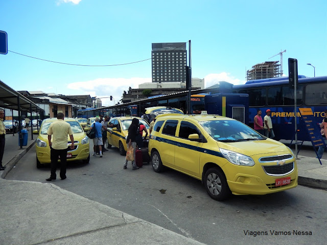 Ponto dos táxis comuns e dos ônibus especiais