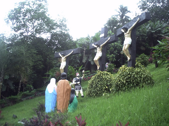 Image of Jesus Christ and the two revolutionaries in Kamay ni Hesus Shrine