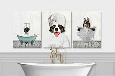 Skräddarsytt husdjursporträtt av tre husdjur i badrummet. Perfekt present till en djurälskare. Husdjur i badkaret, på toaletten och med en morgonrock.