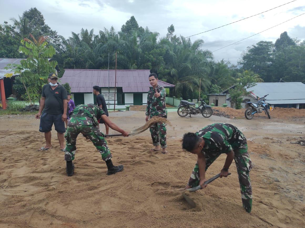 Anggota Satgas Meratakan Sisa Pasir Yang Tersisa