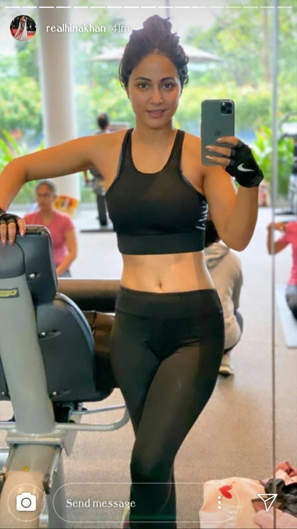 hina khan navel sweaty gym hot selfie photos