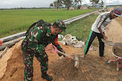 Dengan Sepenuh Hati, Babinsa Bantu Warga Pembuatan Saluran Irigasi