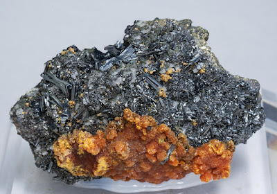 Mineral hutchinsonit dengan bentuk mineral memanjang dan berlapis. Terpapar mineral ini secara langsung dapat menyebabkan kematian