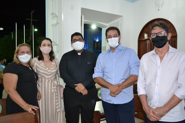 Juntos Zé e Aladim posam para foto em dia de comemoração