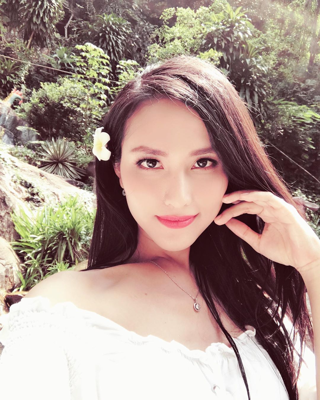 Bui Dinh Hoai Sa – Most Beautiful Transgender Vietnam Instagram