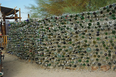 Muro de botellas en East Jesus