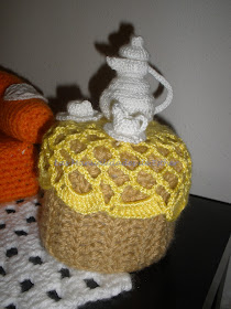Mesa de te, tetera, taza y plato y lechera realizada a crochet