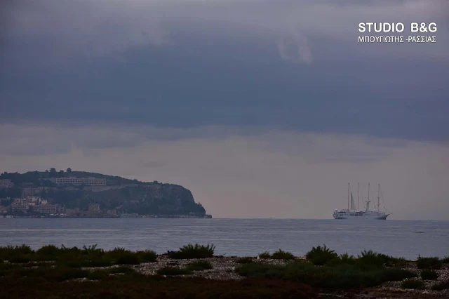 Το ιστιοφόρο κρουαζιερόπλοιο Wind Star φεύγει από το Ναύπλιο