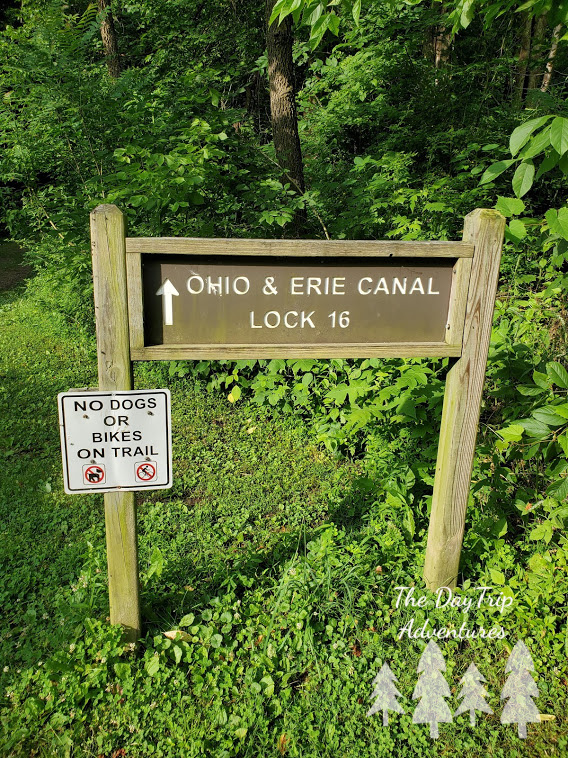 A sign pointin the way to the path that leads to Ohio and Erie Canal lock 16