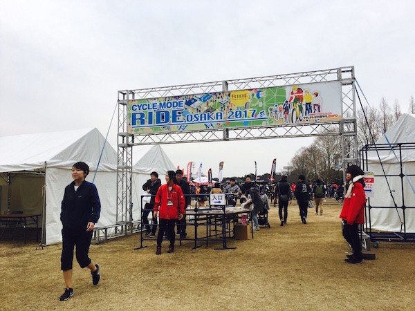 万博公園で開催されたサイクルモードライド2017のエントランス風景