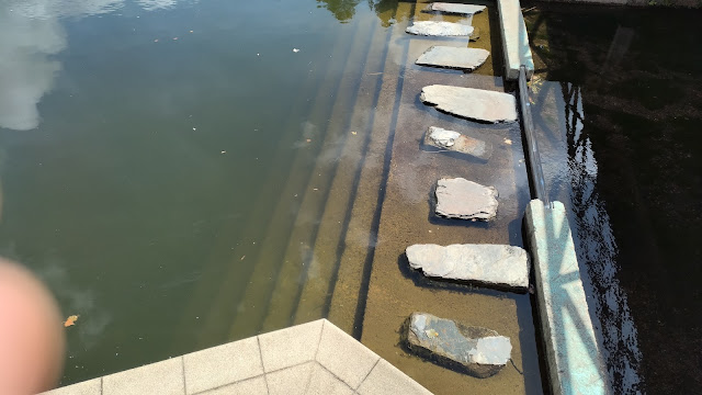 Passagem pedonal de pedras sobre a ribeira do Alvito