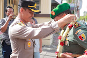 Soliditas, Kapolres Jember Lepas Sambut Dandim 0824 Dengan Gendong Komando