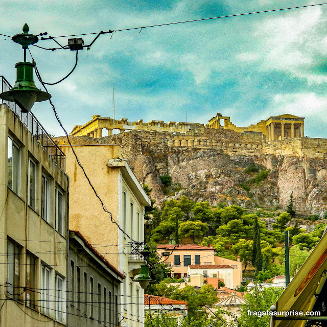 Acrópole de Atenas na paisagem da cidade