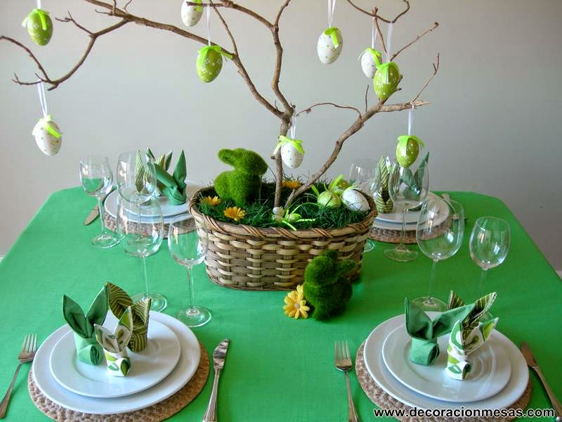 decoracion mesa Pascua con conejos y huevos