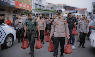 Polres Sumedang Bersama Kodim 0610 Sumedang dan Organda Sumedang Bagikan Bansos Kepada Masyarakat Sumedang