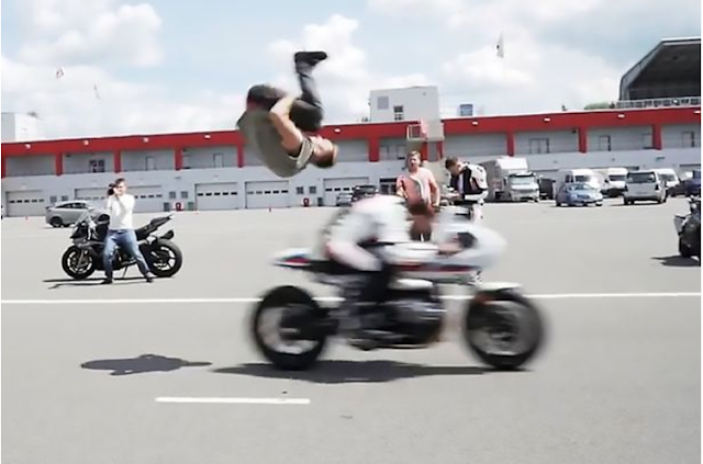 Aksi Sommersault Lelaki Ini Lompat Ke Atas Motorsikal Bergerak Laju Berjaya Dirakam Kamera.