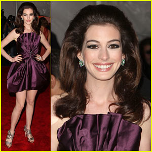 Celebrity Costume on Celebrity Fashion Designer Anne Hathaway At Met Costume Institute Gala