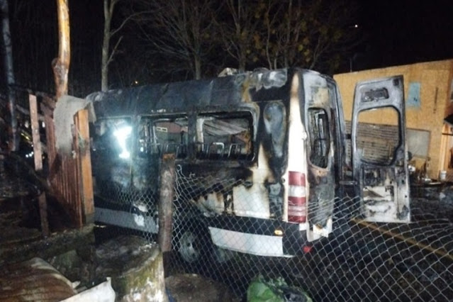 Se incendio una combi y afecto una vivienda en Ushuaia