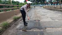 Banyak Lubang di Jalan Lampung Timur, Kasat Lantas Tinjau Langsung