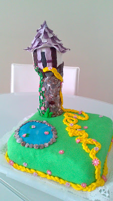 Tarta decorada amb fondant representant la torre de Rapunzel