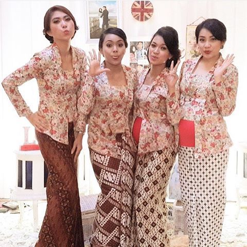 21 model kebaya kutu baru motif bunga modern modis cantik