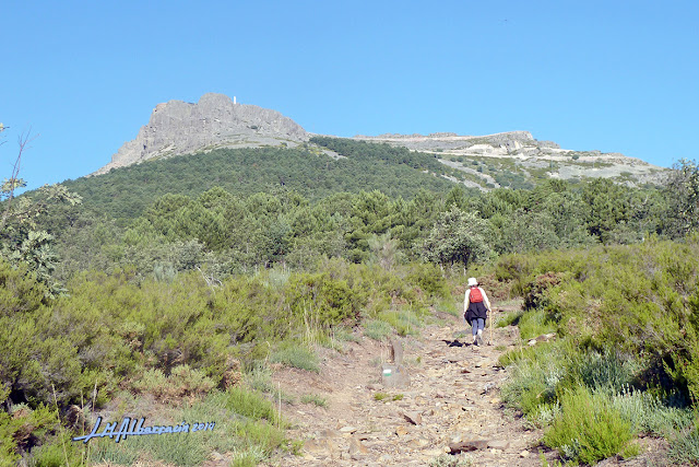 Maria José por el camino hacia La Peña de Francia