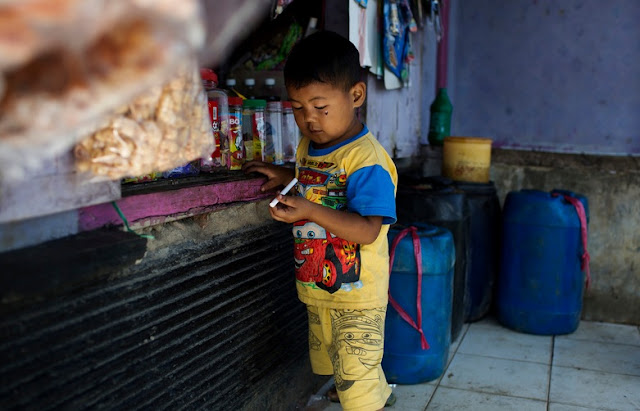 Foto Mengejutkan: Anak-anak di Indonesia Merokok seperti Pecandu yang Sakau