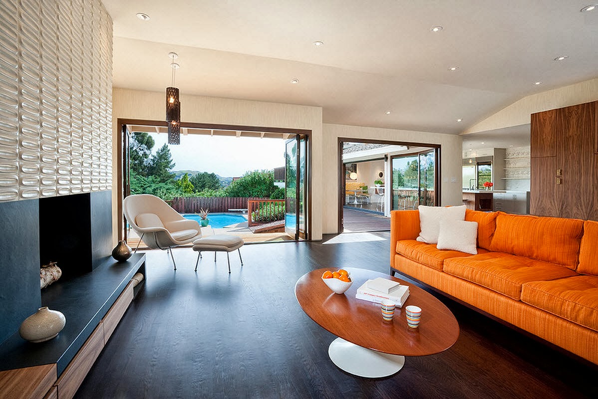 Ruang keluarga Dengan Sentuhan Warna Orange - Majalah Rumah