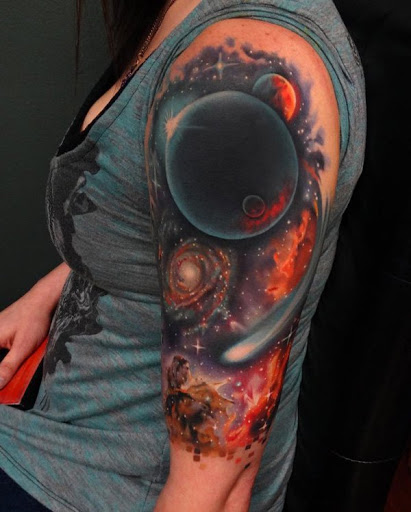 40 tatuagens incríveis para mulheres que amam o espaço e a astronomia