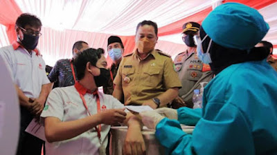 Wali Kota Tangerang Tinjau Vaksinasi Gotong Royong di PT Mayora Group