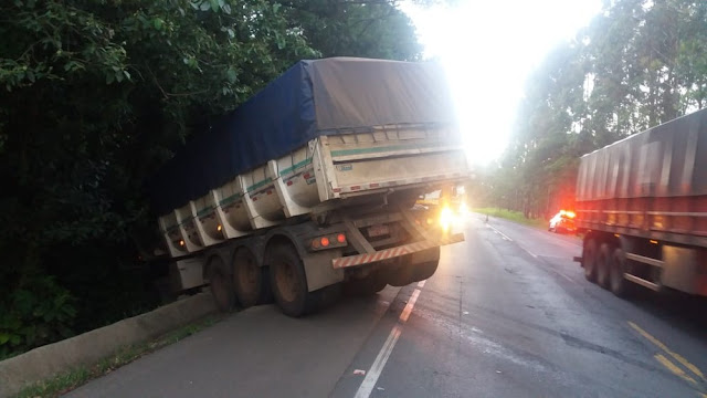 Motorista morre em acidente entre van e caminhão na PR-092