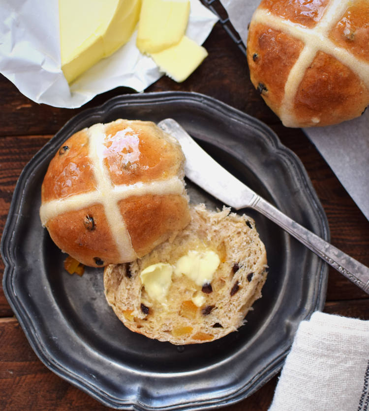 Pancitos de pascua británicos hot cross buns, muy esponjosos y fragantes