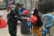 Koramil 04/CK Bagikan Paket Sembako Kepada Warga Terdampak Banjir di Rawa Buaya