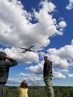 Lentokoneiden laskeutumisen katselua Sammonmäellä eli Lemminkäisen kalliolla
