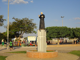 Pe. Cícero saúda os visitantes dos Franciscanos.