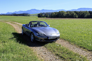 Une Mazda dans les champs