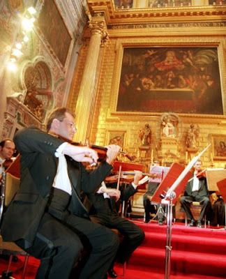 La Orquesta de Cámara de la ROSS en un concierto de hace unos años en Los venerables. El concertino era entonces Sergei Teslia, hoy en la ONE (© Sergio Caro / Diario de Sevilla)