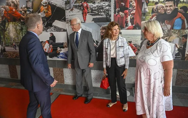 Queen Silvia wore a tweed jacket by Chanel and flat shoes by Chanel. The charity's efforts connected to the war in Ukraine