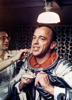 Alan Shepard: El primer hombre que fue al espacio. Poniéndose su traje espacial.