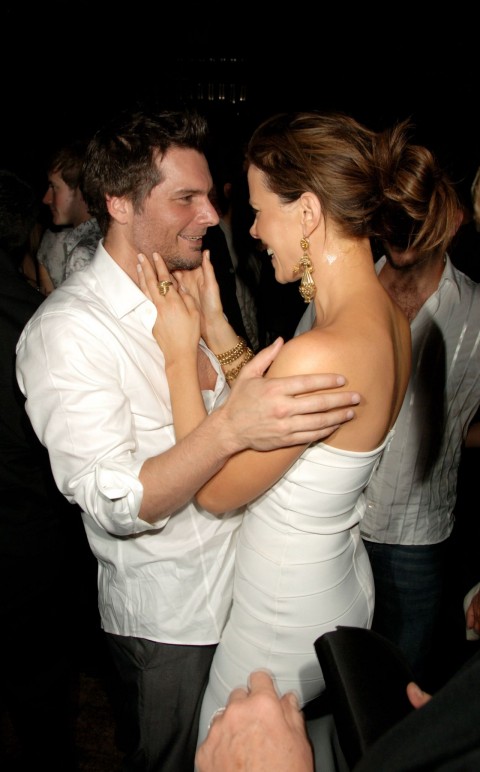 Kate Beckinsale Ass Grabbed by her Boy friend in a Party