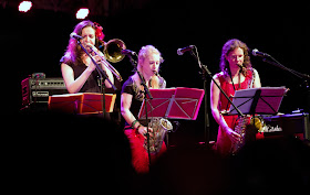  Emmanuelle Auchlin, saxophone alto; Emilie Caridad, saxophone ténor