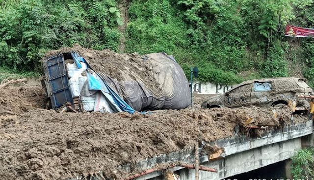 Jembatan Kembar Parapat Diterjang Longsor, Jalan Liantar Siantar-Parapat Terputus dan 3 Mobil Tertimbun