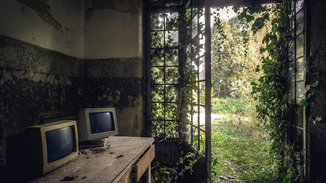 Download Wallpaper Old CRT Monitor, Hd, 4k Images.